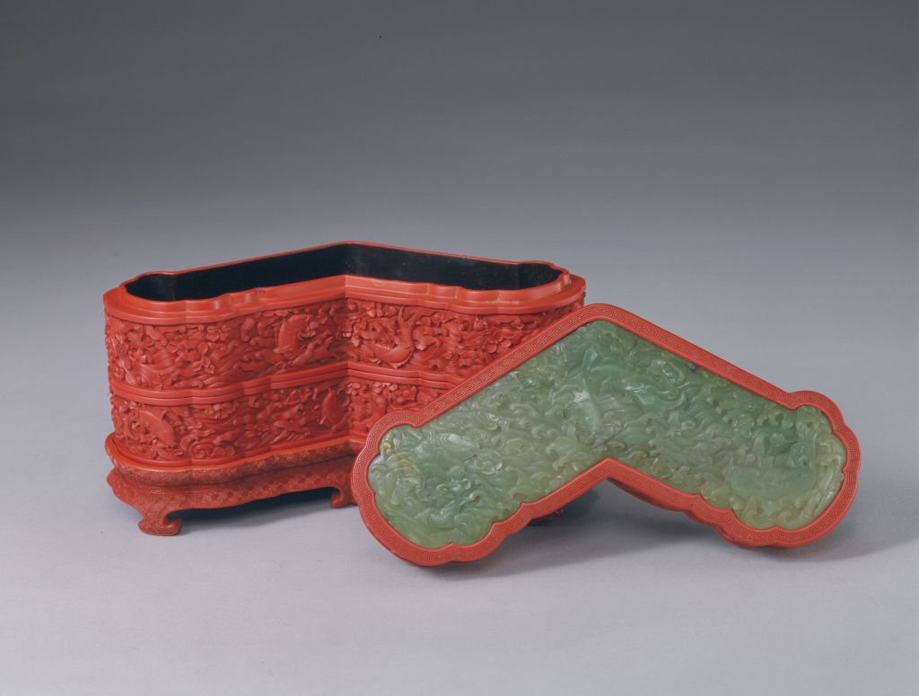 图片[2]-Double-layer box with jade chime inlaid in red falling flowers and swimming fish-China Archive